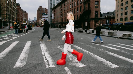 Ijesztően zseniális márka áll a gigantikus piros csizmák sikere mögött