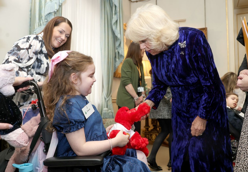 Kamilla királyné megpróbált mosolyt csalni a gyerekek arcára