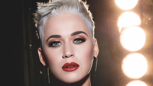 A leglazább dolog ma: Katy Perry ijesztő arcmaszkban trollkodik az utcán!