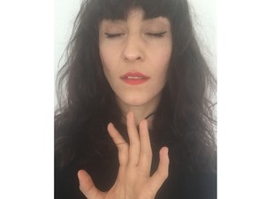 Bíborka hozzáöltözik a bringához