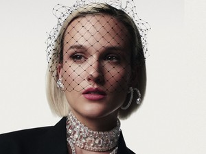 Ariana Grande és Péterffy Lili énekesnő csillogó ünnepi varázslata a Swarovski kampányában