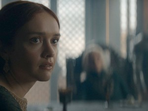 Tényleg szükség volt belerúgni egy kutyába? Ezrek háborodtak fel a Sárkányok háza új évadán