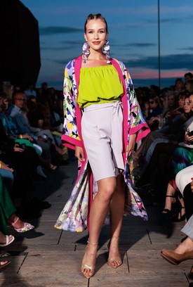 A La Dolce Vita divatbemutató modellje