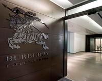 A Horseferry bejáratánál a Burberry jól ismert logója.