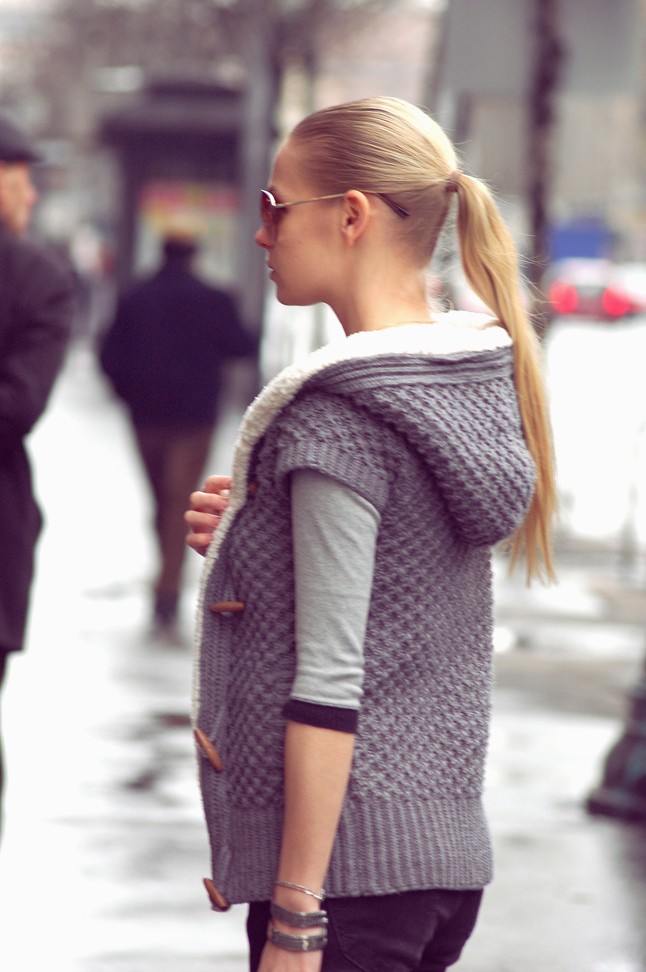 Iszak Eszti kedvenc táskájával pénteken