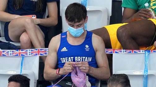 Emlékszel a kötögető olimpiai bajnokra? Tom Daley saját márkát indított, és zseniális