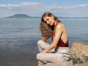 „Pokoli nehéz úgy kiteljesedni lelkileg, hogy ne befolyásolják a döntéseinket mások elvárásai” - Mészöly Anna színésznővel beszélgettünk