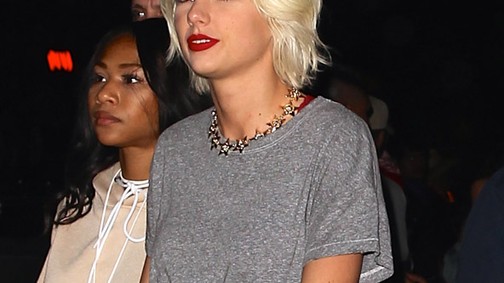 Taylor Swift platinaszőkén egészen furcsa