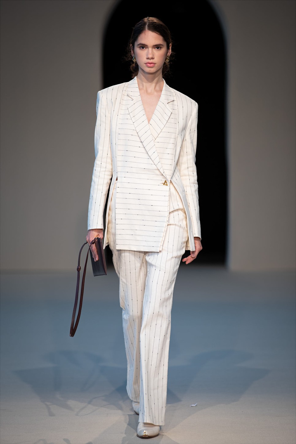 Egyedülálló szabásvonalaktól és anyagkombinációktól különleges az AERON 2022-es tavaszi-nyári kollekciója