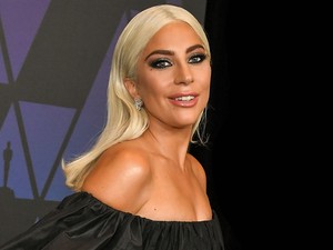 Ez a biztonsági őr a legszomorúbb, és legzseniálisabb dolog Lady Gaga koncertjén