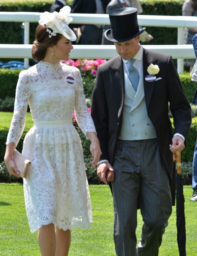 Kate Middleton az ascot-i derbin Alexander McQueen ruhában