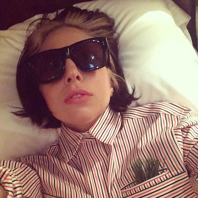 Lady Gaga még álmában is napszemüveget visel.