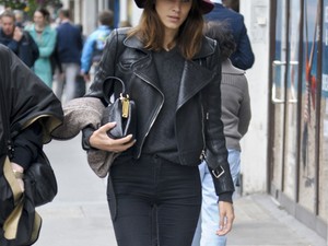 Figyelj Alexa Chung londoni stílusára