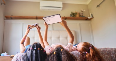 Mikor adjunk először telefont a gyerekeknek? A szakértők szerint ez az ideális kor