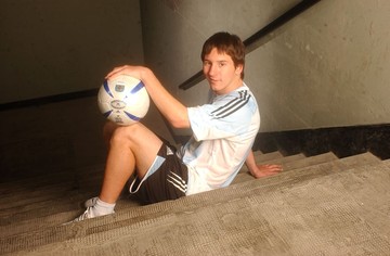 Igazi időutazás a múltba: Lionel Messi 2005 júniusában egy exkluzív fotózáson a válogatott mezében. Itt mindössze 18 éves volt a sportpalánta.