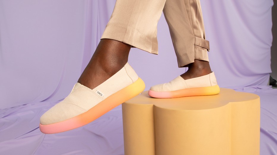 A TOMS Mallow névre keresztel modellje amellett hogy vidám, kényelmes tavaszi-nyári viselet, jó érzést is kelt benned viselés közben, hiszen tudod, hogy jó ügyeket támgattál a megvételével