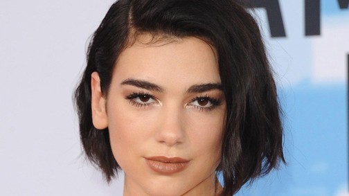 Dua Lipa egy igazi menyasszony a vörös szőnyegen