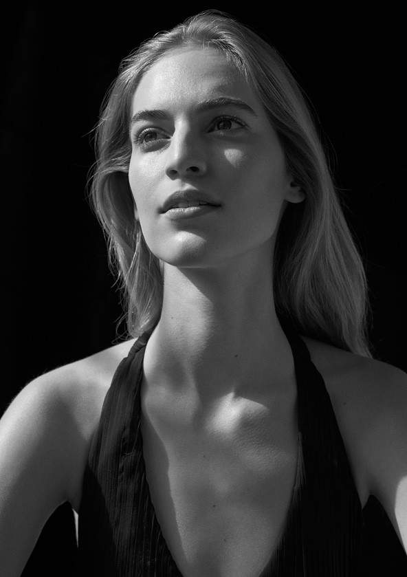Monokróm múzsa - Gyönyörű fotósorozatban Axente Vanessa!