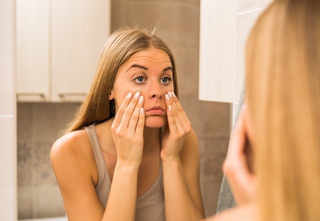 Fáradt szemek a tükörben: Ezzel az egyszerű trükkel csillogó tekinteteted lehet minden nap!