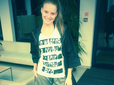 Hétköznapi laza szettben a modell