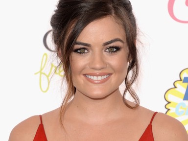 Te jó ég! Lucy Hale hajszíne beazonosíthatatlan, de olyan menő, hogy mi is ilyet akarunk!