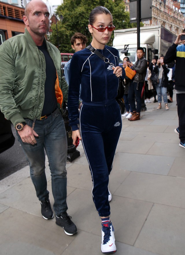 Bella Hadid Nike cipőben