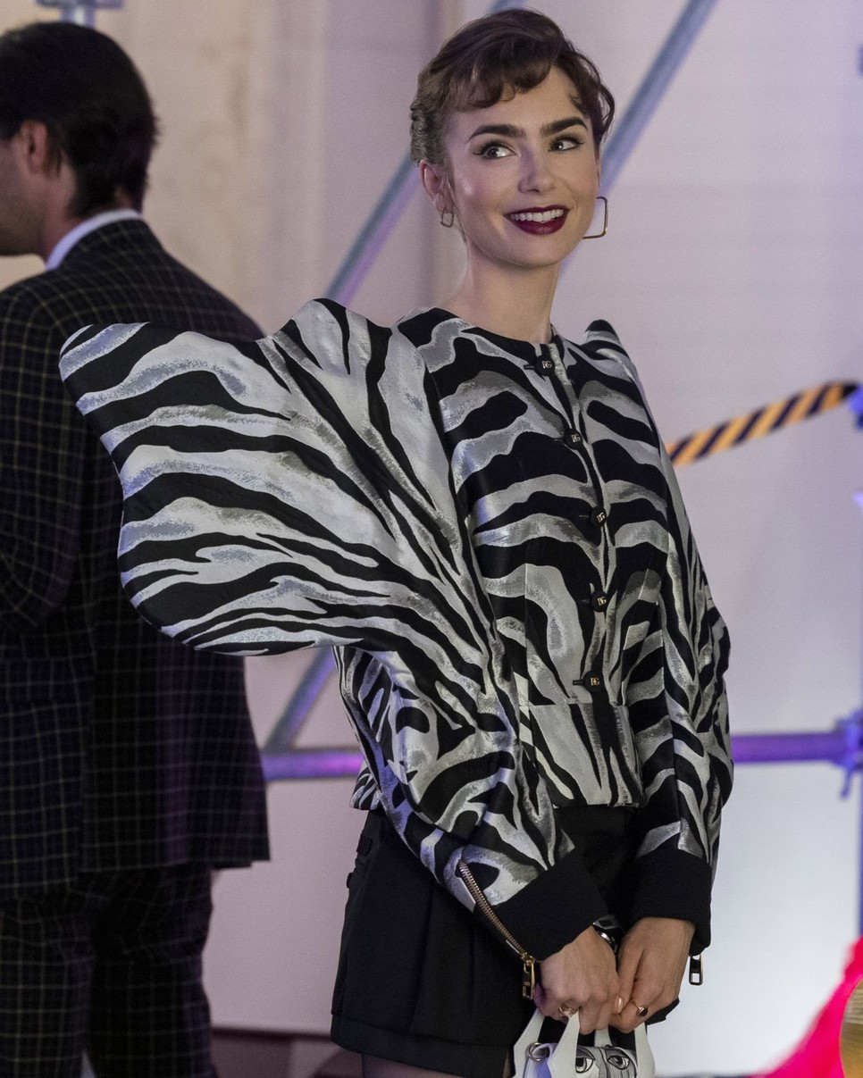 Emily egy extravagáns Dolce & Gabbana kabáttal vett le minket a lábunkról