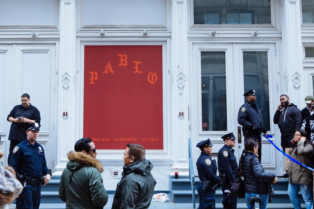 kanye west, pop up, pablo, merchandise, ruha, sorban állás, pop up üzlet, turnépólók