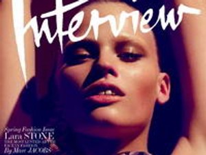 Kötél Lara Stone nyakán