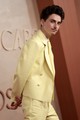 Chalamet Givenchy-ruháját az újonnan kinevezett kreatív igazgató, Sarah Burton tervezte. A párosítás teljes mértékben kívül esett az Oscar-gála férfi résztvevői által megszokott fekete öltönyökön. Köszönjük, Timothée!