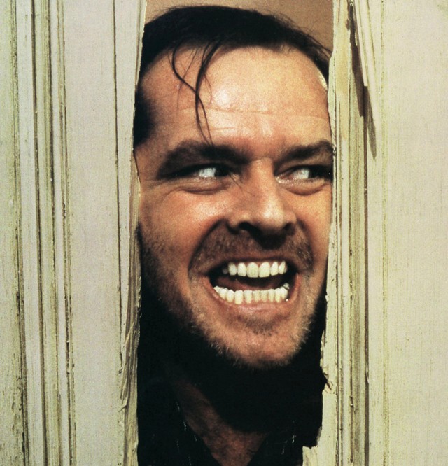 Ragyogás (1980) - Ez nem csak a horror kategóriában a személyes kedvencem (bár szerintem ez jobban hajaz a thriller műfajára), hanem az összes film közül kiemelkedő helyen szerepel nálam. Stephen King történetei engem mindig megfognak, így nem meglepő, hogy a Ragyogást is zseniálisnak találtam. Jack Nicholson az egyik legnagyobb alakítását nyújtja Jack Torrace szerepében. Jack a családjával egy hotelbe költözik a téli holtszezonra, ahol gondokként vállal munkát. A hotelben egyre furcsább és rémisztőbb dolgok történnek, amik a szereplők elméjére is kihatással lesznek. A film folytatása, az Álomdoktor egyébként nemrég jelent meg a mozikban, és mondanom sem kell, hogy tökéletes folytatása lett a Ragyogásnak.