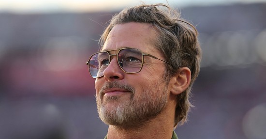 Brad Pitt mintha visszafelé fiatalodna, elképesztően vagány szettben kapták lencsevégre a 62 éves színészt