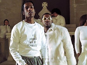 A rapper felvette a híres feminista pólót, de minek