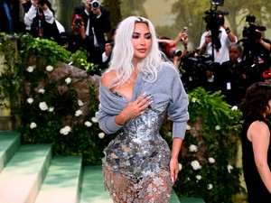 Bizarr arckezelés hódít a sztárok körében, Angelina Jolie és Kim Kardashian is ezzel szépül