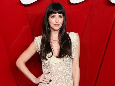 Dakota Johnson ismét bizonyította, hogy ő a meztelenruhák királynője, sokat mutató, csupa csipkében érkezett a vörös szőnyegre