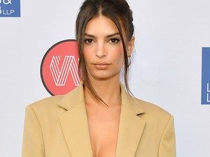 Váó! Emily Ratajkowski szőrös hónaljjal pózol új fotóján