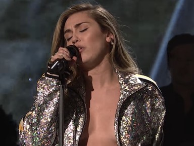 Kiesik a szemünk: Miley Cyrus konkrétan félpucéran lépett fel