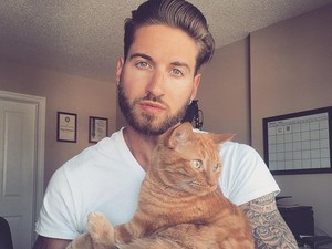 Videó! Megőrülsz ettől a macskájával súlyzózó pasitól!