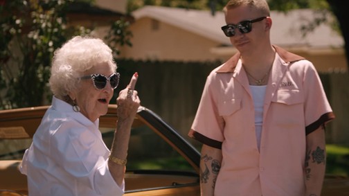 Macklemore 100 éves nagymamájával bulizik új klipjében!
