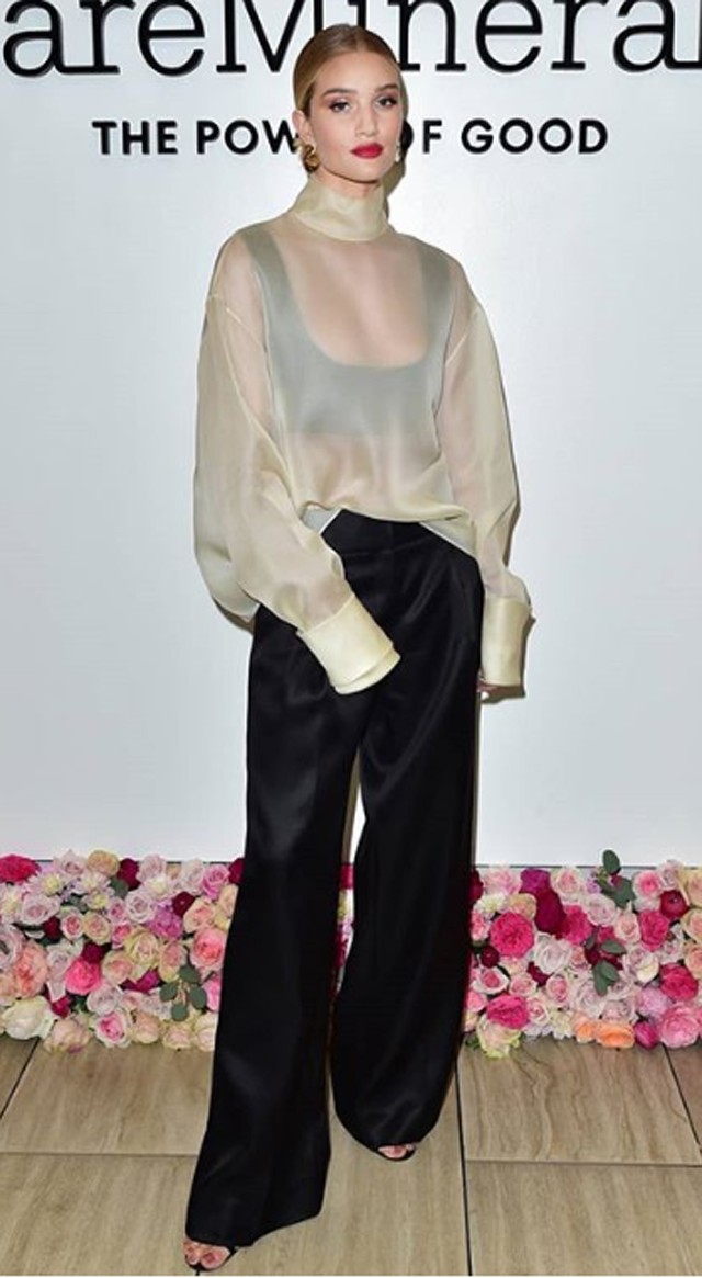 Rosie Huntington-Whiteley régóta kollaborál a Bare Minerals márkával. Az általuk rendezett jótékonysági eseményről sem hiányozhatott a héten. Tetőtől talpig a The Row márka darabjait viselte, szettje pedig olyan jól sikerült, hogy a hétköznapokon is inspirálódhatunk belőle. 