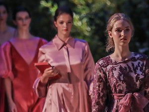 Kisfaludy Sándor romantikája ihlette a Katti Zoób Balatonfüreden bemutatott ruháit