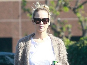 Jennifer Lawrence házi papucsban, hasvillantós pólóban flangált az utcán