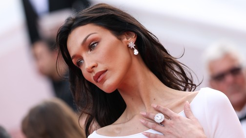 Bella Hadid testét csak kristályok borítják