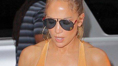 Ez hogy lehet? Jennifer Lopez hasa napról napra kockásabb