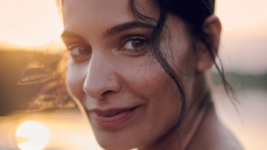 „A legfontosabb az lenne, hogy egyenlően hozzáférhessünk a javakhoz és a tudáshoz" - Danis Lídia színésznő a GLAMOUR októberi címlapján