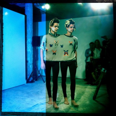 Sziámi ikrek pillangós pulcsiban Janis Dellarte prezentációján, Fotó: Jean-Luc Dupont/Paris