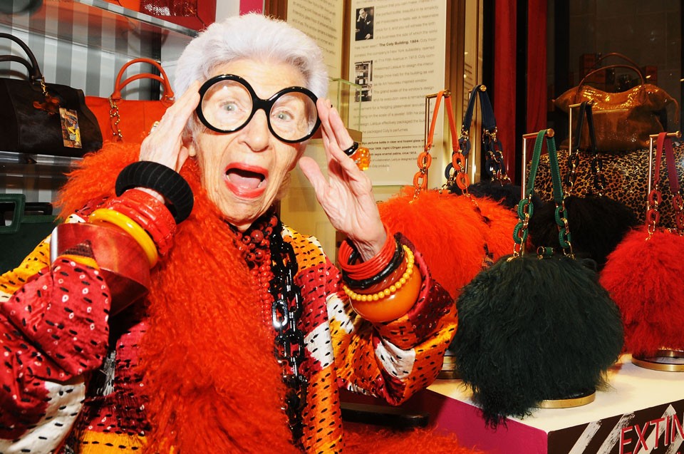  Iris Apfel a Henri Bendel táskabolt számára tervezett saját táskakollekciójának darabjaival