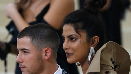 Priyanka Chopra végre megmutatta gyönyörű eljegyzési gyűrűjét!