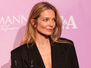 Mihalik Enikő meztelenruhája nem sokat hagy a képzeletre, melltartó nélkül viselte az áttetsző kreációt