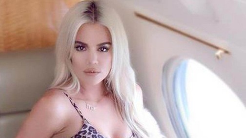 Találós kérdés: Cuki gyerekes fotó felül, pornós mellvillantás alul, ki az?